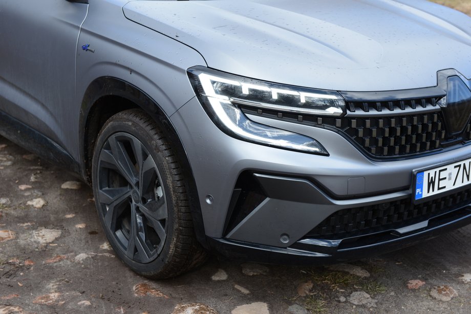 Renault Austral to nie jest model o efektownym wyglądzie, ale uroku dodają mu detale. Jednym z nich są ciekawie zaprojektowane, diodowe reflektory.