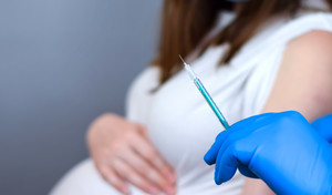 Na co trzeba się zaszczepić w ciąży? Chodzi nie tylko o COVID-19