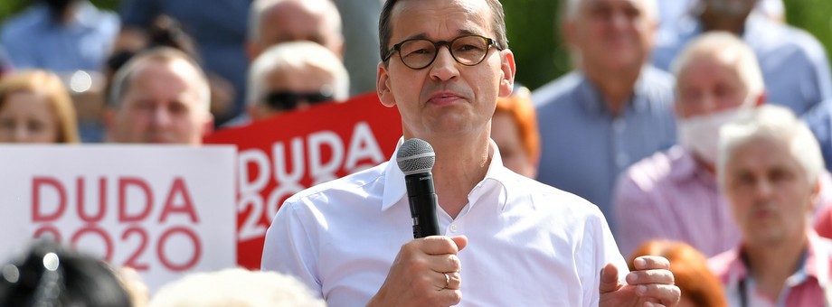 Premier Mateusz Morawiecki chętnie bierze udział w wiecach wyborczych, ale nie mówi nic o tym, jak wyjdziemy z długów, w które właśnie wpadamy. Czy rząd będzie spłacał dług inflacją?