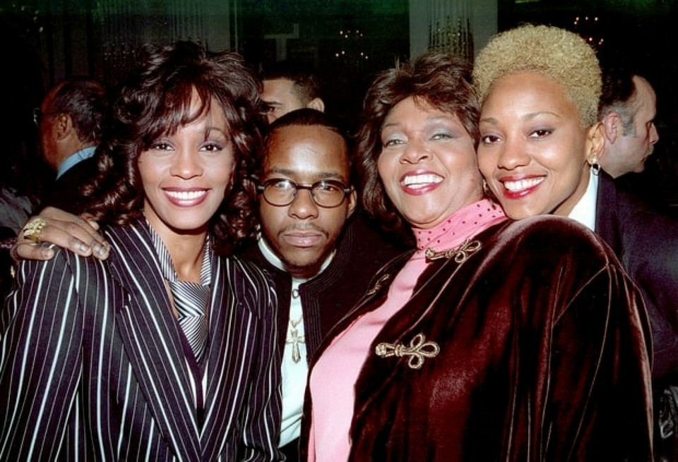 Robyn z Whitney, Bobbym Brownem i Cissi Houston