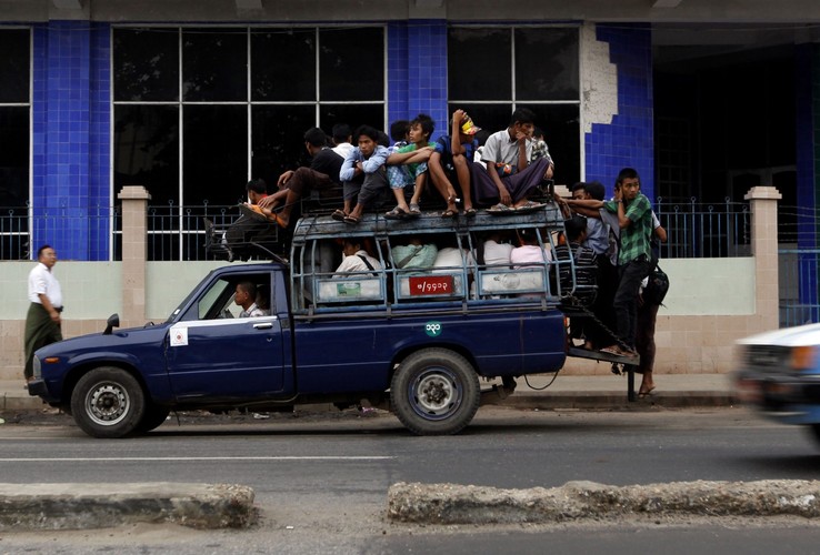 Przeładowany samochód w Yangon w Birmie