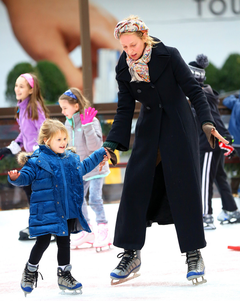  Uma Thurman z córeczką na łyżwach