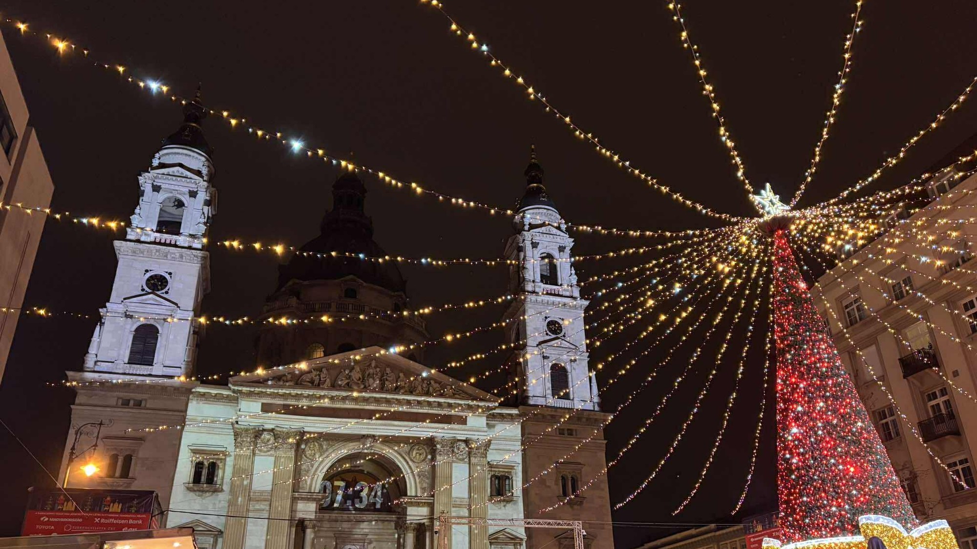 Vianočné trhy na Námestí svätého Štefana v Budapešti. 