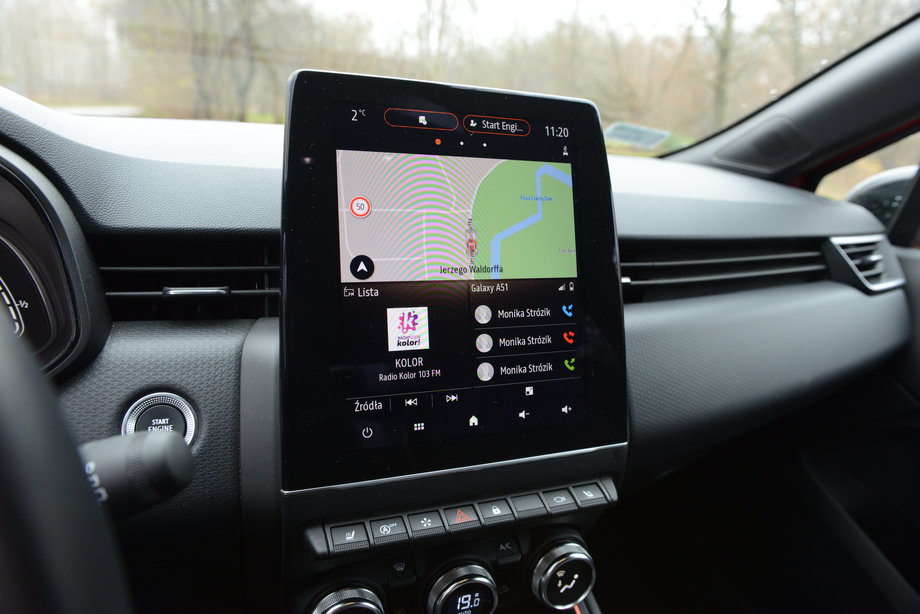Renault Clio LPG - duży ekran systemu multimedialnego to opcja. Można na nim oczywiście wyświetlić aplikacje z telefonu komputera, w tym np. z map Google'a. Android Auto jest do dyspozycji.