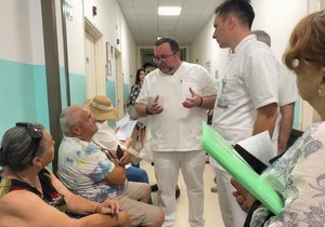 Dr Milan Lazarević, direktor UKC Niš, u razgovoru sa pacijentima