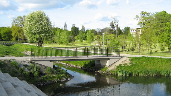 Rzeka Łódka w Parku Ocalałych w Łodzi, fot. Arewicz, wikimedia.org, licencja: CC BY-SA 4.0