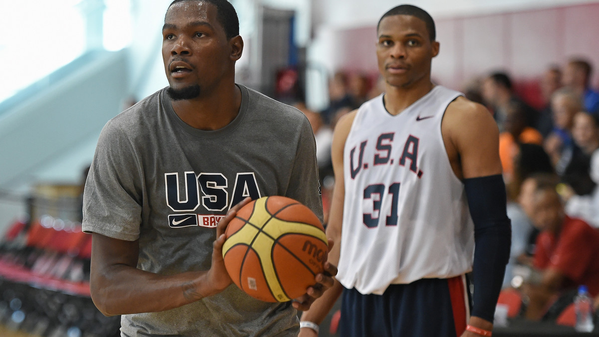 Amerykańskie media rozpisują się na temat wyjątkowej historii z udziałem koszykarzy Oklahoma City Thunder. Kilkoro zawodników, m.in. Kevin Durant i Russell Westbrook, jakiś czas temu pomogło się oświadczyć kierownikowi od sprzętu, Wilsonowi Taylorowi.