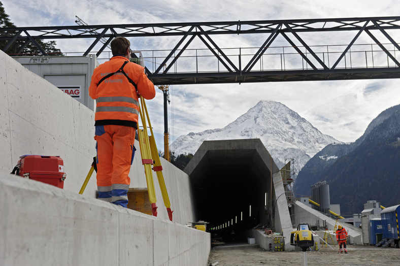 Tunel kolejowy Gotthard Base Tunnel w Szwajcarskich Alpach