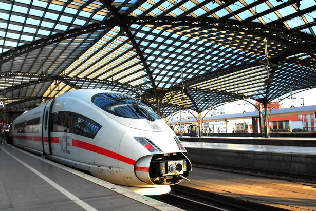 Niemiecki pociąg ICE 3 osiąga prędkość ponad 330 km/h. Na zdj. ICE na stacji w Kolonii. fot. Shutterstock.