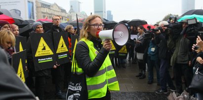 Incydent podczas czarnego protestu w Warszawie. Interweniowała policja