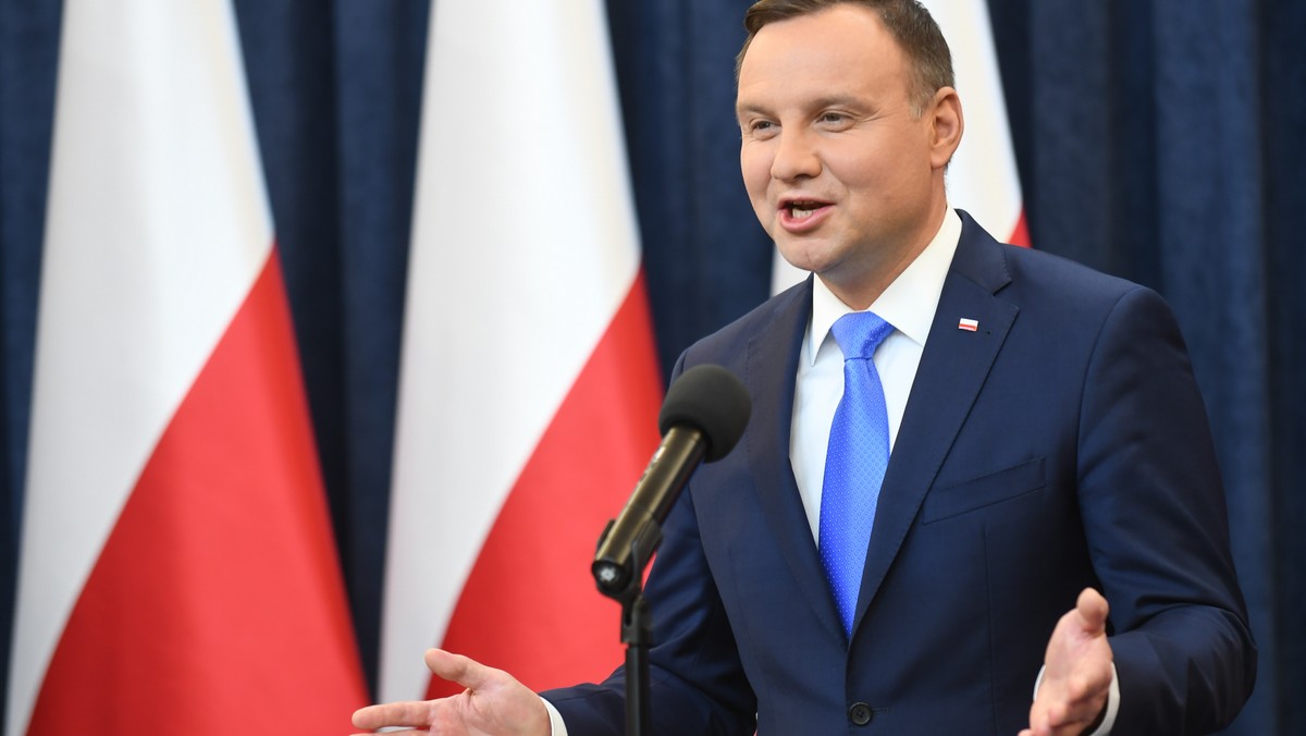 Prezydent Andrzej Duda wraz z małżonką bierze udział w Festynie Rodzinnym "Spotkanie z Błogosławionym" w Nowym Mieście nad Pilicą (Mazowieckie). Impreza odbywa się w ogrodach przy Klasztorze Braci Mniejszych Kapucynów, z którym związany był bł. Honorat Koźmiński.