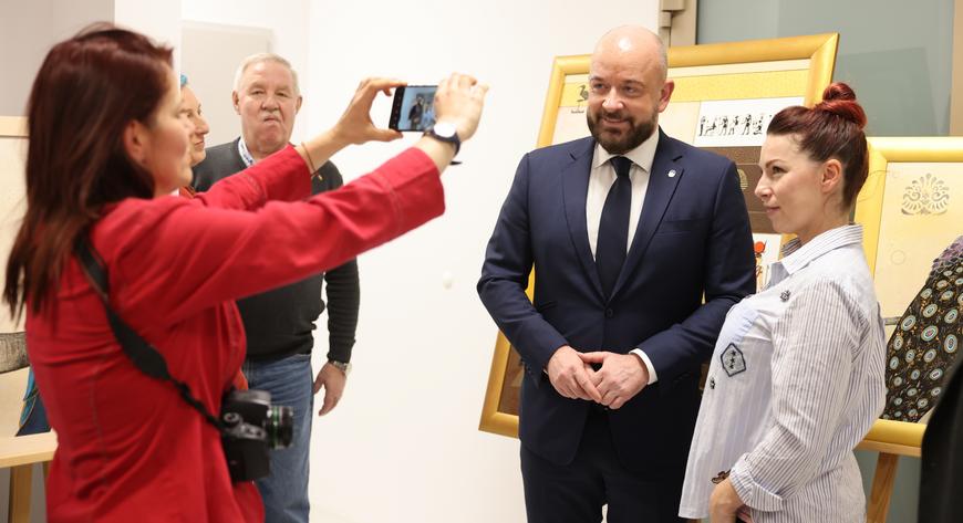 Prezydent Jacek Sutryk i mieszkańcy podczas otwarcia nowego CALu. FOT. TOMASZ HOŁOD