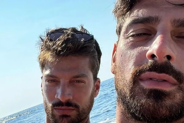 Imao TROJKU SA KOLEGOM, scene iz kreveta video CEO SVET, a sad je u Srbiji: NAJMUŽEVNIJI GLUMAC svojim prisustvom posebno će obradovati OVU NAŠU PEVAČICU