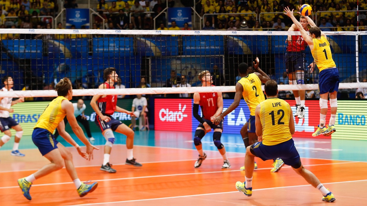 W ramach przygotowań do Pucharu Świata siatkarze amerykańscy wzięli udział w turnieju USA Volleyball Cup. Rywalem gospodarzy była reprezentacja Brazylii. Drużyny w czterech miastach rozegrały cztery spotkania. Podopieczni trenera Johna Sperawa tylko wygrali jedno, ale solidnie walczyli z Canarinhos.