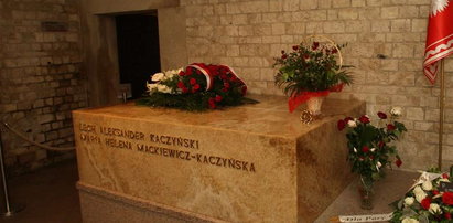 Komorowscy złożyli kwiaty na grobie Kaczyńskich