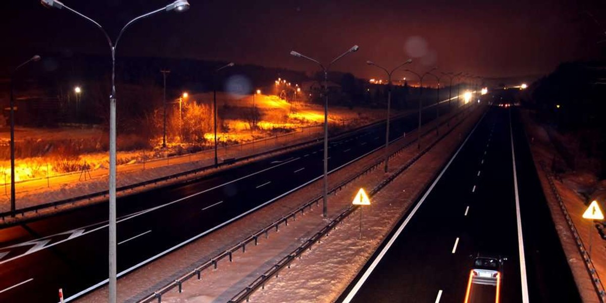 Autostrada w ciemnościach