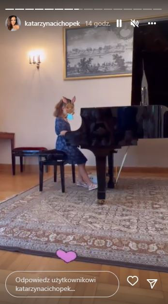 Córka Katarzyny Cichopek i Marcina Hakiela gra na pianinie