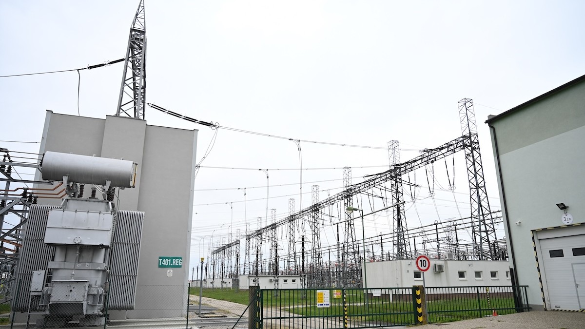 Štandardné dodávky elektriny na Ukrajinu prúdia aj naďalej. 