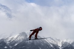 Wypadek na treningu w Innsbrucku. Skoczek uderzył w bandę