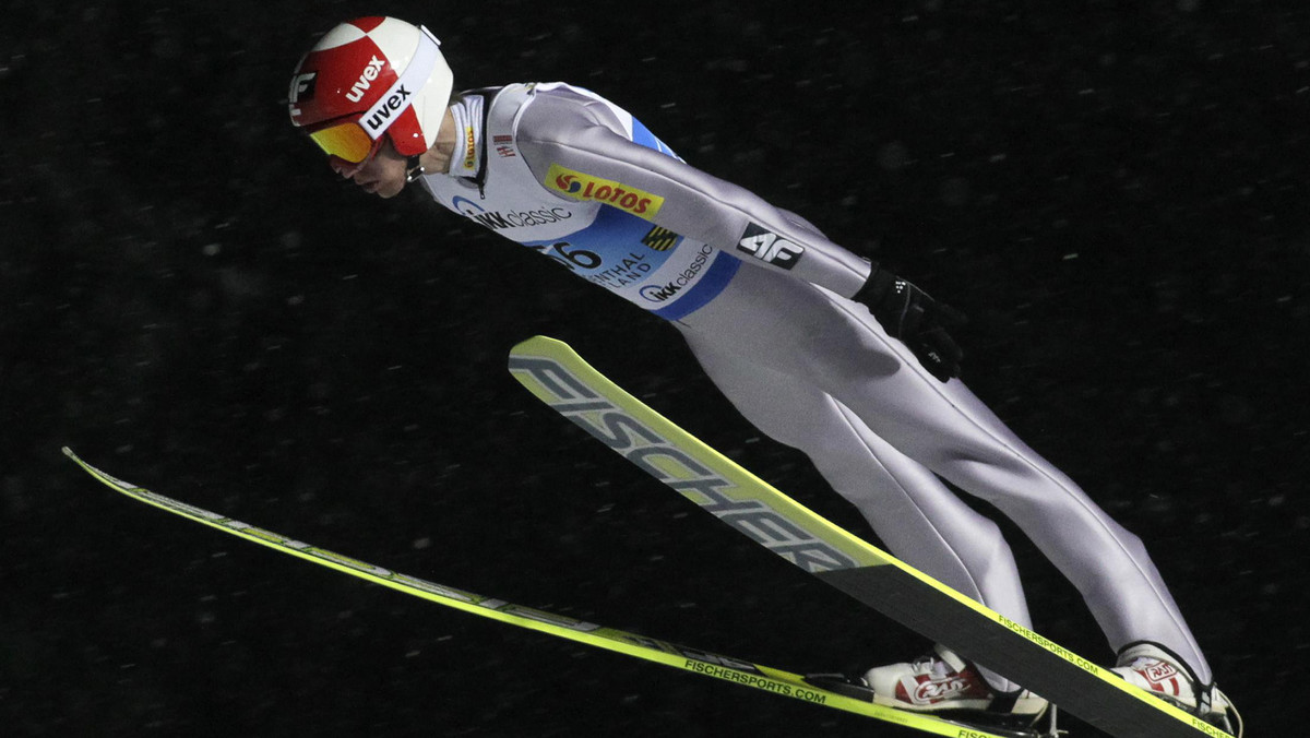 W niedzielę w Oberstdorfie skoczkowie narciarscy zmierzą się w kolejnych zawodach drużynowych w tym sezonie. Szansę do rewanżu na rywalach będą mieli skaczący zaskakująco słabo w 2012 roku Austriacy. Polscy fani liczą na wysoką pozycję Biało-Czerwonych. W drugiej serii skoczków Piotr Żyła zaliczył upadek przy bardzo dalekim skoku. Na nasze szczęście zawodnikowi nic się nie stało, a rywale skakali bardzo słabo. Relacja "na żywo" w Onet Sport.