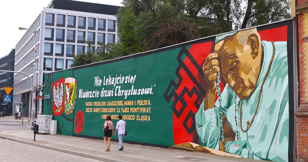 Żółty mural Jana Pawła II