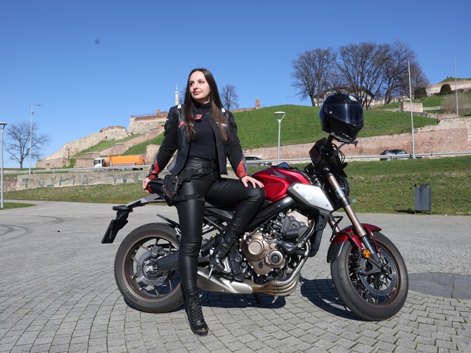Marija vozi motor na štiklama i sanja da živi u šumi sa životinjama