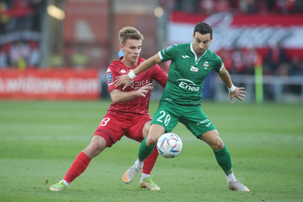 Zawodnik Widzewa Łódź Ernest Terpiłowski (L) i Luis Machado (P) z Radomiaka Radom podczas meczu 16. kolejki piłkarskiej Ekstraklasy