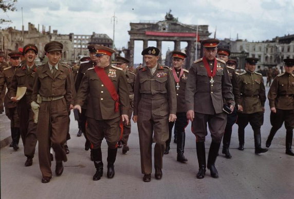 Brytyjski marszałek Montgomery między dwoma marszałkami Związku Radzieckiego: Żukowem i Rokossowskim (Berlin, przed Bramą Brandenburską, 12 lipca 1945, domena publiczna).