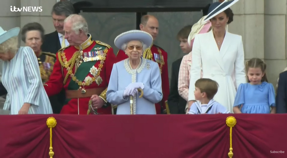 Rodzina królewska na balkonie w pałacu Buckingham 