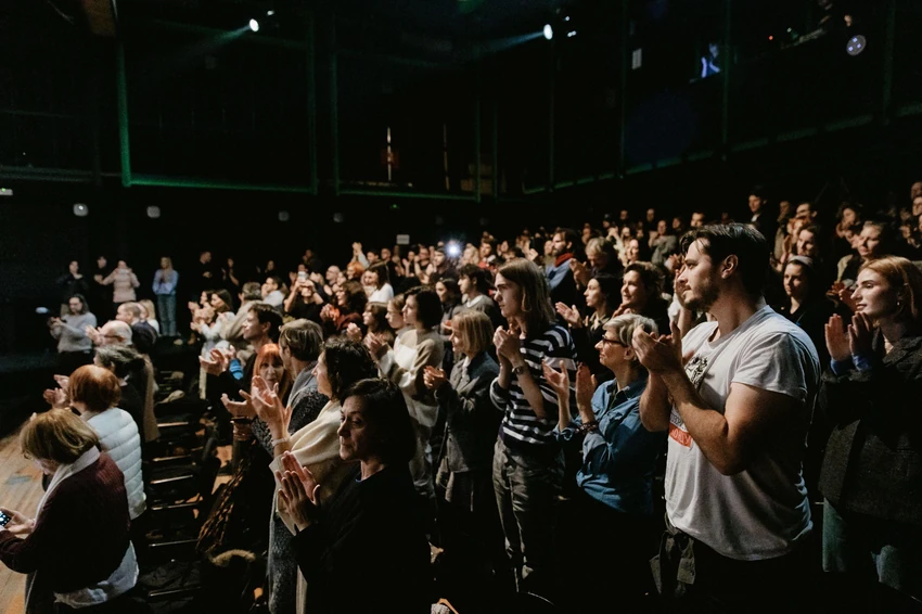 Publika je višeminutnim aplauzom nagradila izvođače na kraju predstave | Foto: Nata Korenovskaia