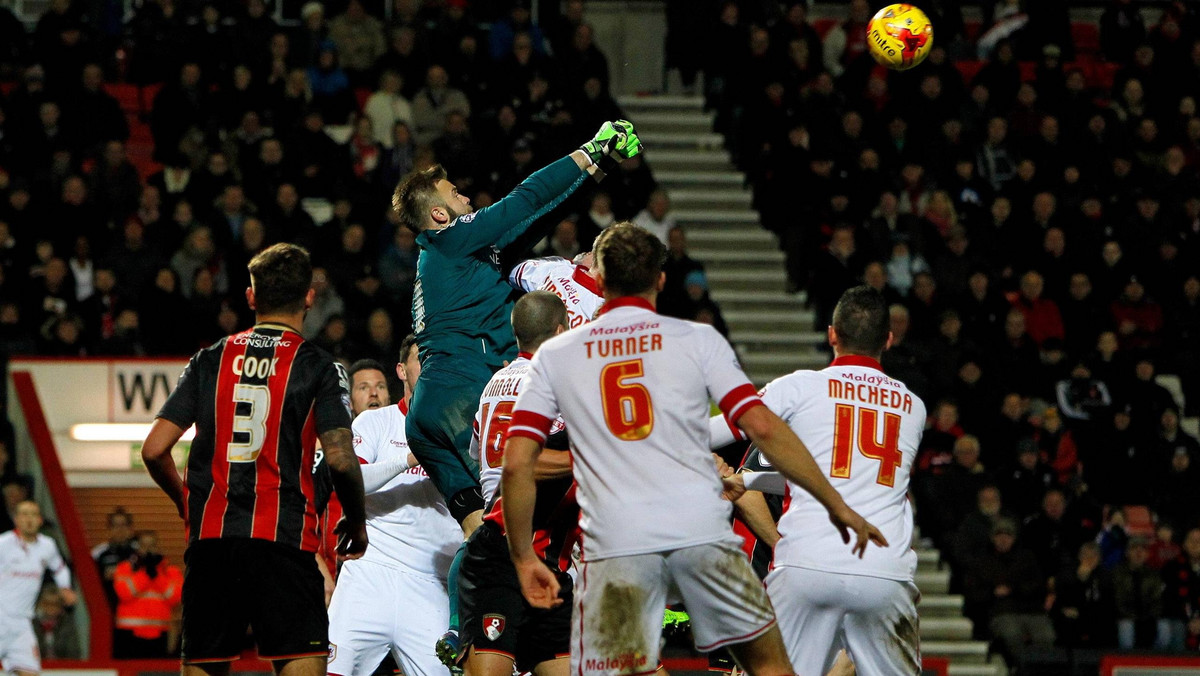 AFC Bournemouth Artura Boruca zremisowało 1:1 z Cardiff City w 38. kolejce Championship i straciło pozycję lidera tabeli. Polski bramkarz grał przez 90 minut. Cały mecz w barwach Wolverhampton Wanderers rozegrał też Tomasz Kuszczak.