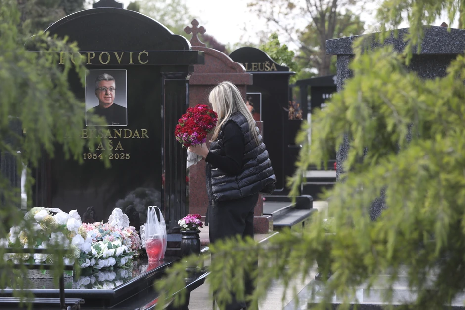 Novo bežanijsko groblje rođendan Saše Popovića