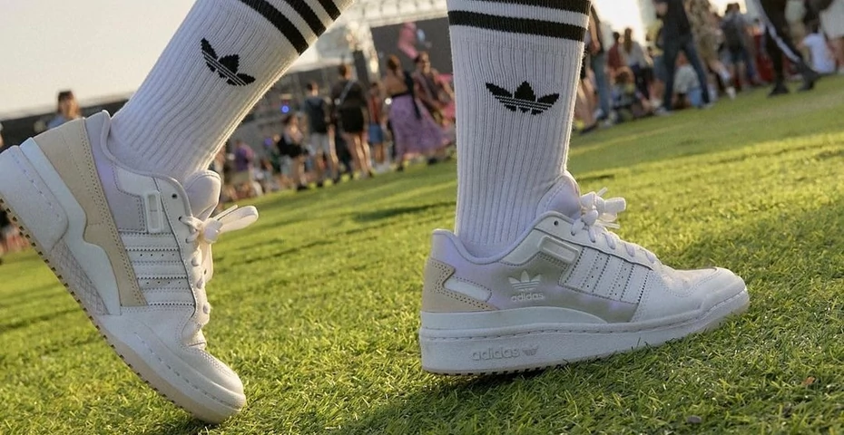 Adidas wyprzedaje sneakersy za grosze. Te z siateczką szybko znikają z półek