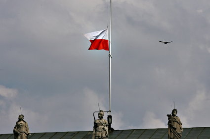 Wojsko opuszcza flagi we wszystkich jednostkach