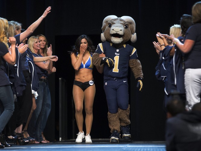 Seksowne cheerleaderki Los Angeles Rams pokazały się w kostiumach kąpielowych