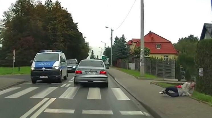 A BMW sofőrje mit sem törődött a mellette elhaladó rendőrökkel