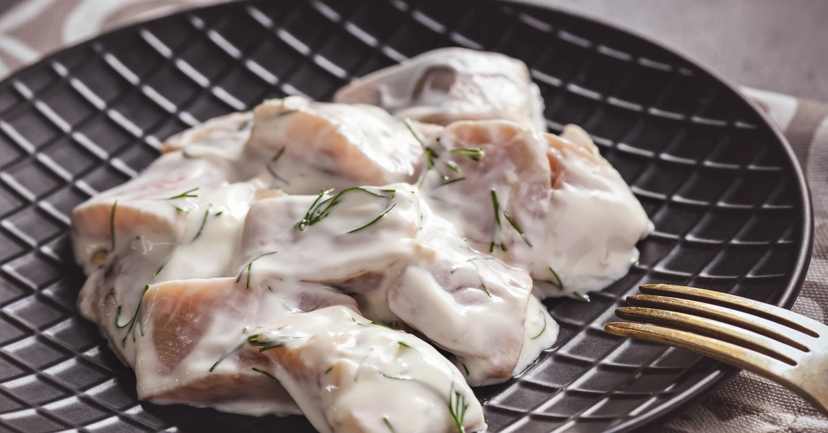 Śledzie biskupie. Tak ten przysmak na święta robi znakomity Remigiusz Rączka