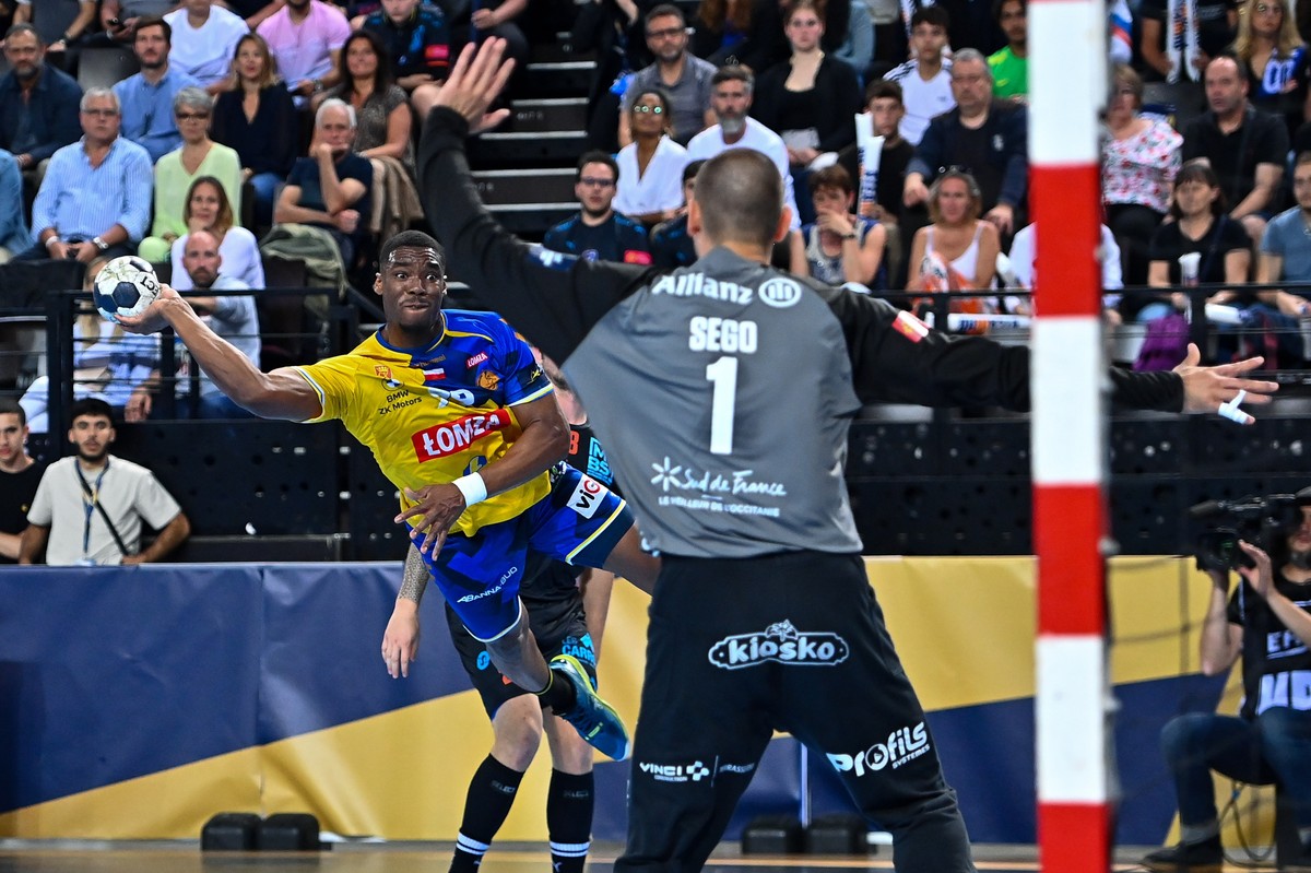 Piłkarz ręczny Łomży Vive Kielce Dylan Nahi (L) i bramkarz Montpellier HB Marin Sego (P)