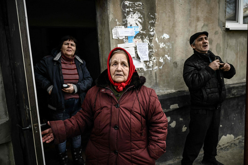 Mieszkańcy Ługańska stojący w drzwiach piwnicy wykorzystywanej jako schron podczas bombardowania. 22 lutego 2022 r.