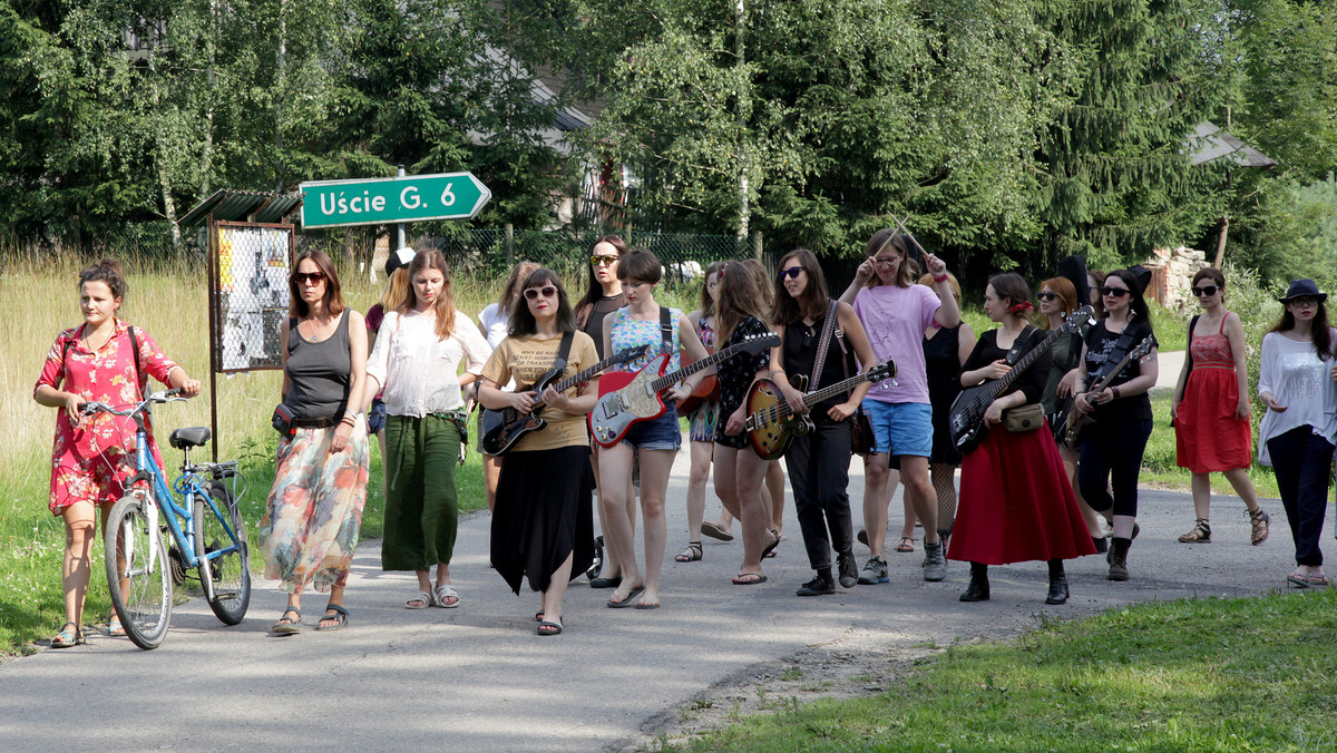 To będzie już czwarte lato z Lucciola Ladies Rock Camp w Nowicy. Kobiety z całej Polski, całkowite amatorki, spotkają się, żeby grać rocka. Będzie nauka, granie w zespołach, odpoczynek na łonie natury i wielkie koncertowe emocje. Ostatnie wolne miejsca czekają na odważne rockwomen.