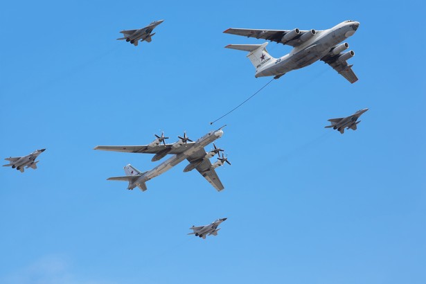 Samolot transportowy Il-76 (z przodu), za nim samolot bombowy dalekiego zasięgu Tupolew Tu-95, w towarzystwie myśliwców Mig-29. Fot. Pavel L Photo and Video / Shutterstock.com