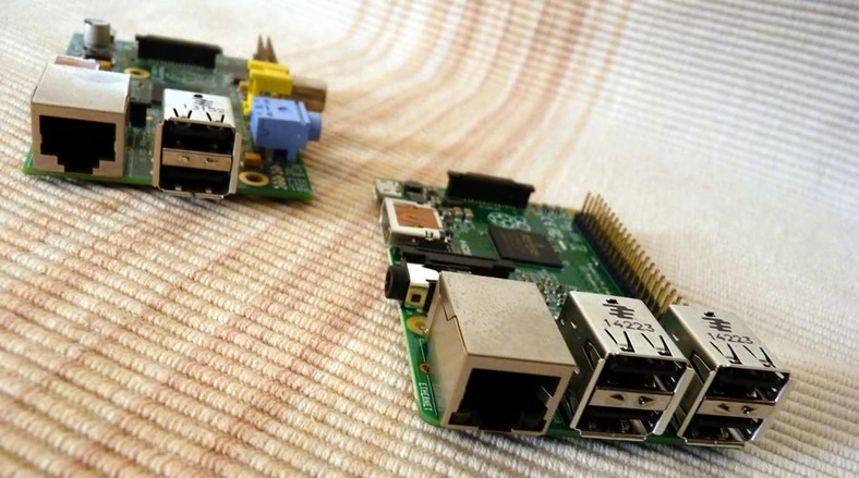 Raspberry Pi model 2B (po prawej) ma między innymi szybszy procesor i więcej RAM niż Pi B pierwszej generacji (po lewej)