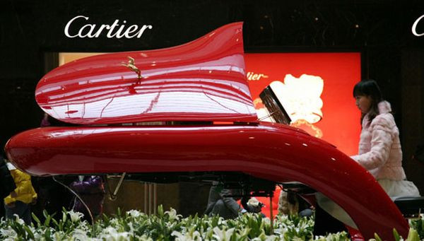 Fortepian Rolls-Royce w kolorze Ferrari