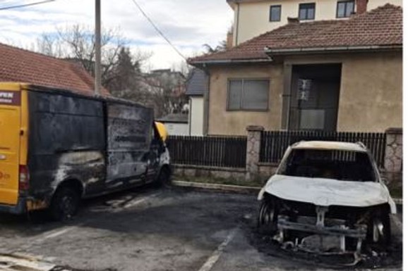 SNS Aranđelovac: Zapaljena dva vozila na parkingu ispred opštine Aranđelovac, glavna meta bio direktor Turističke organizacije (FOTO)