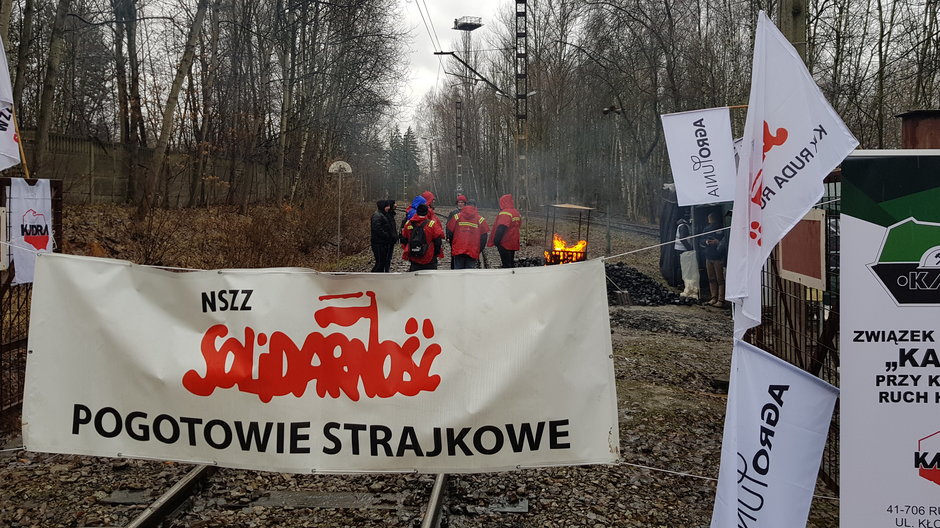 Protest górników. Blokada torów i wysyłki węgla w kopalni Halemba w Rudzie Śląskiej