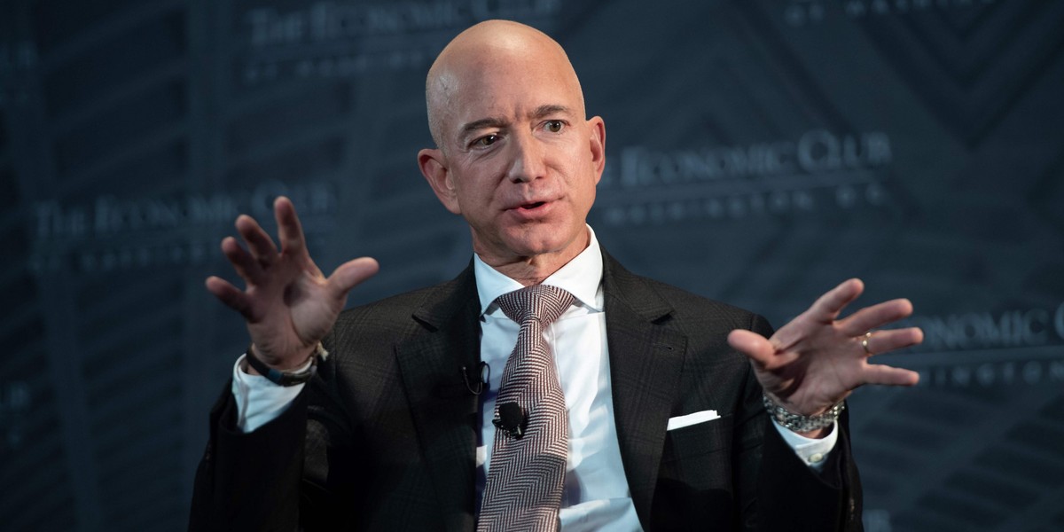 Jeff Bezos przestaje być CEO Amazona. Jak rozwijał firmę i stał się  najbogatszy na świecie?