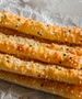 Gyors, ínycsiklandó és alig kell bele valami: íme a tökéletes sajtos rúd recept!