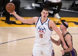 NBA. Nuggets pokonali Warriors i wciąż są w grze o awans