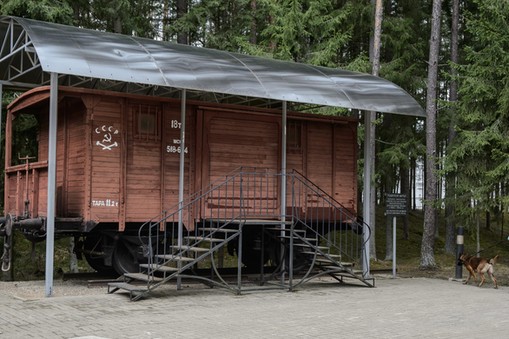 wagon obok którego stanęły tablice 