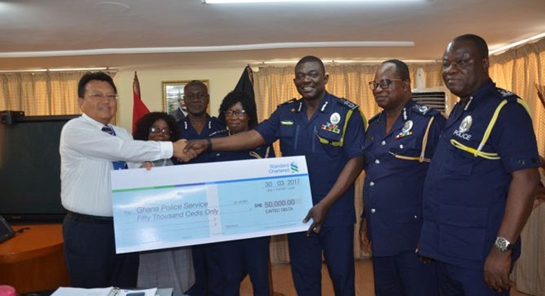 The IGP receiving a dummy cheque from a representative of the association